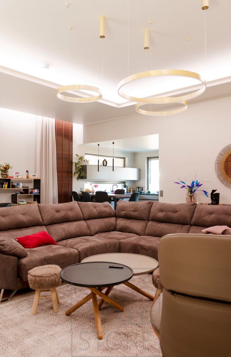 Hotellimainen epäsuora valaistus olohuoneessa.